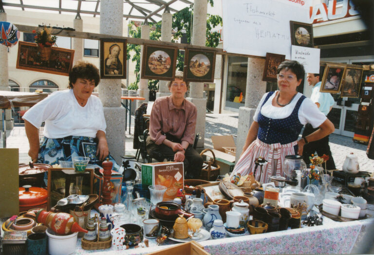 Frau Pelzer, Frau Köhler und Frau Dierks am Flohmarkt